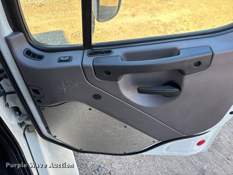 image for item YA1937 2019 Freightliner Buisness Class M2  box truck