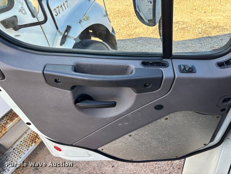 image for item YA1937 2019 Freightliner Buisness Class M2  box truck