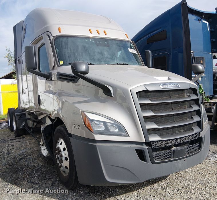image for item YA2096 2022 Freightliner Cascadia 126 semi truck