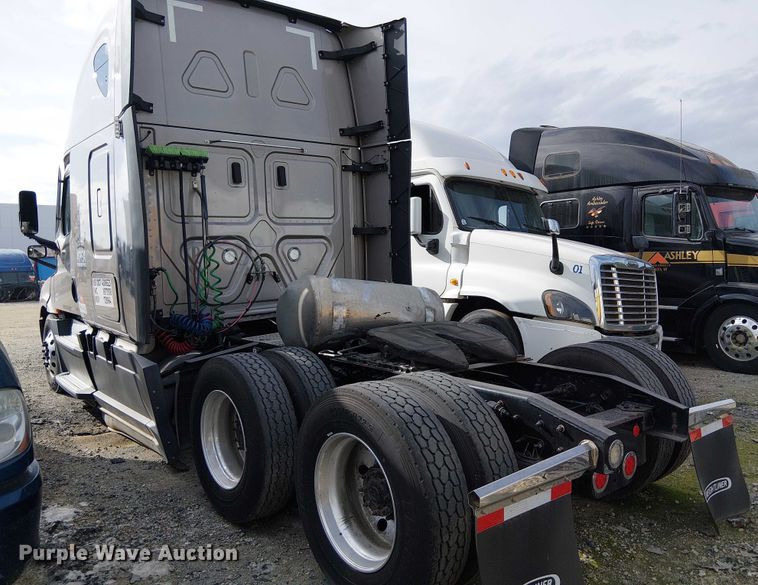 image for item YA2096 2022 Freightliner Cascadia 126 semi truck