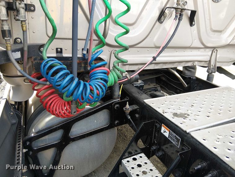 image for item YA2096 2022 Freightliner Cascadia 126 semi truck