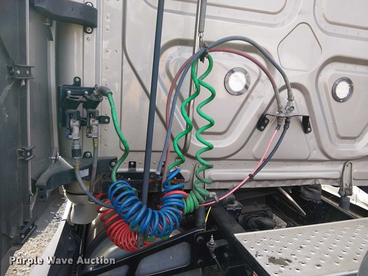 image for item YA2096 2022 Freightliner Cascadia 126 semi truck