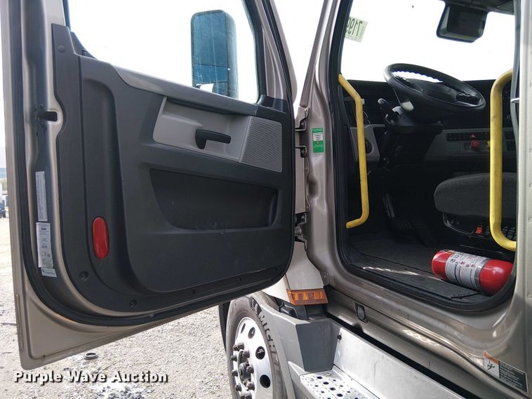 image for item YA2096 2022 Freightliner Cascadia 126 semi truck