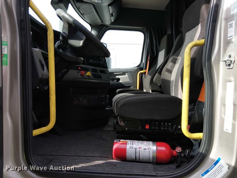 image for item YA2096 2022 Freightliner Cascadia 126 semi truck