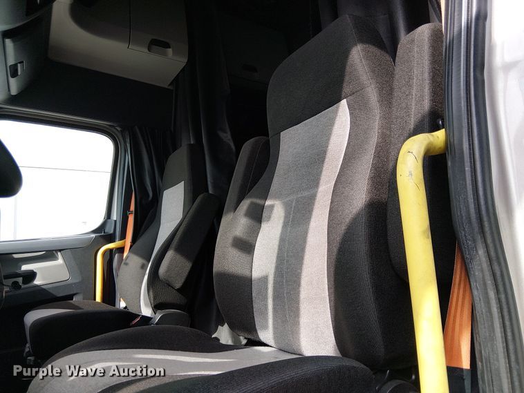 image for item YA2096 2022 Freightliner Cascadia 126 semi truck