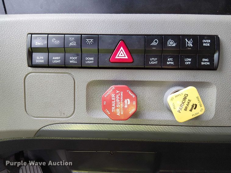 image for item YA2096 2022 Freightliner Cascadia 126 semi truck