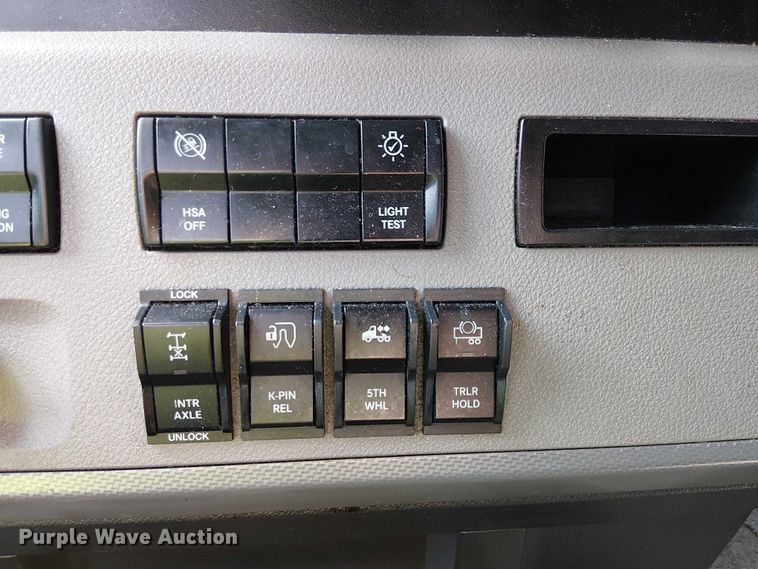 image for item YA2096 2022 Freightliner Cascadia 126 semi truck