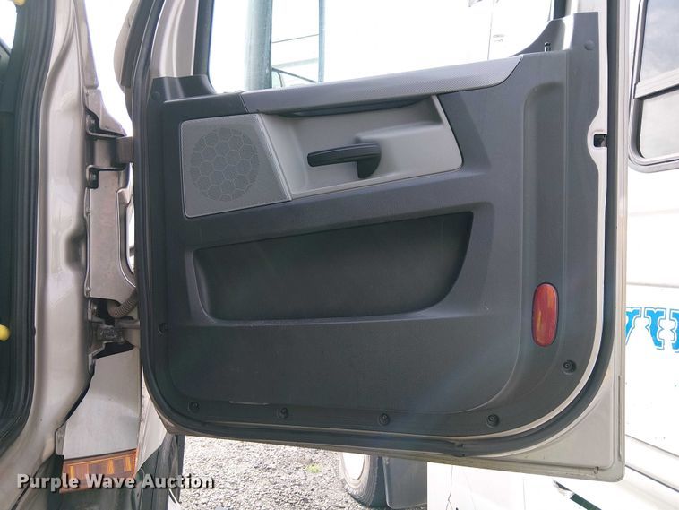 image for item YA2096 2022 Freightliner Cascadia 126 semi truck