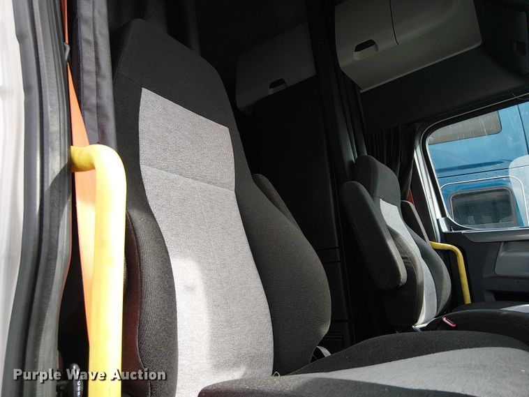 image for item YA2096 2022 Freightliner Cascadia 126 semi truck