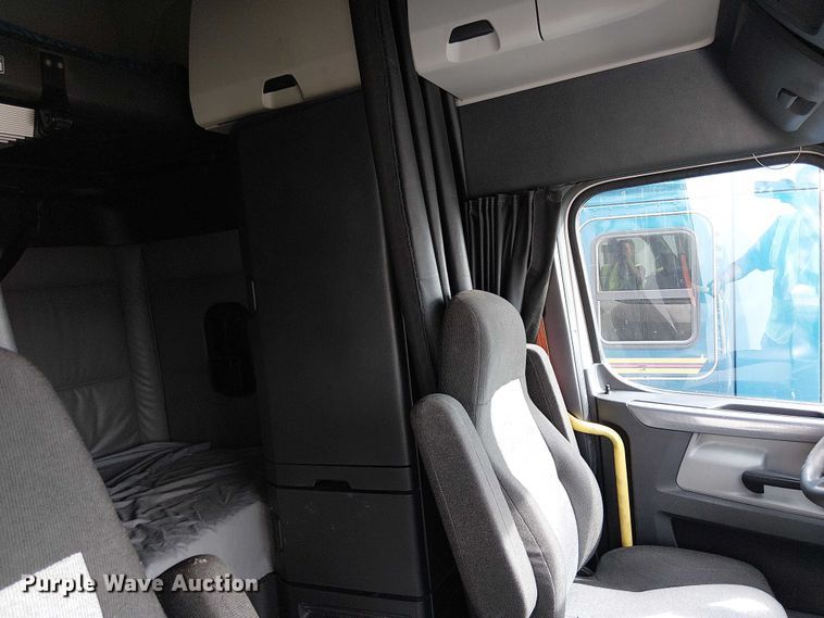 image for item YA2096 2022 Freightliner Cascadia 126 semi truck