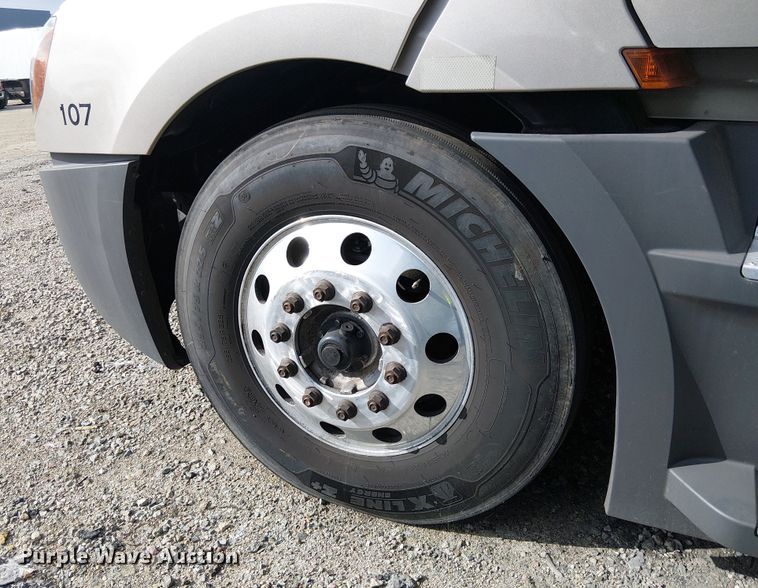 image for item YA2096 2022 Freightliner Cascadia 126 semi truck