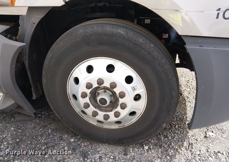 image for item YA2096 2022 Freightliner Cascadia 126 semi truck