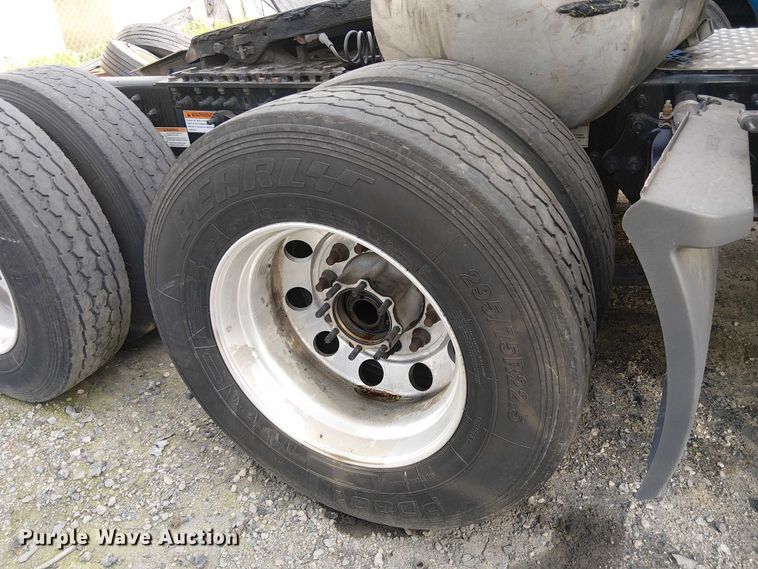 image for item YA2096 2022 Freightliner Cascadia 126 semi truck