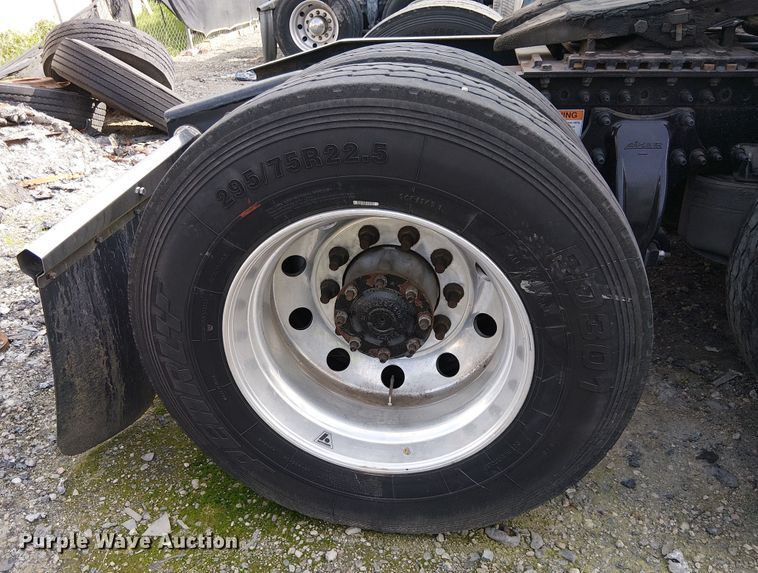 image for item YA2096 2022 Freightliner Cascadia 126 semi truck