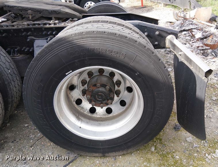 image for item YA2096 2022 Freightliner Cascadia 126 semi truck