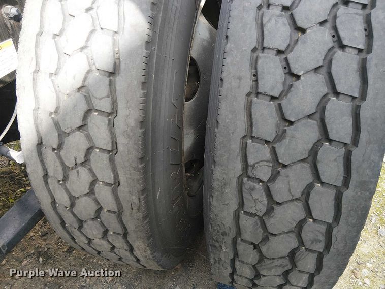 image for item YA2096 2022 Freightliner Cascadia 126 semi truck