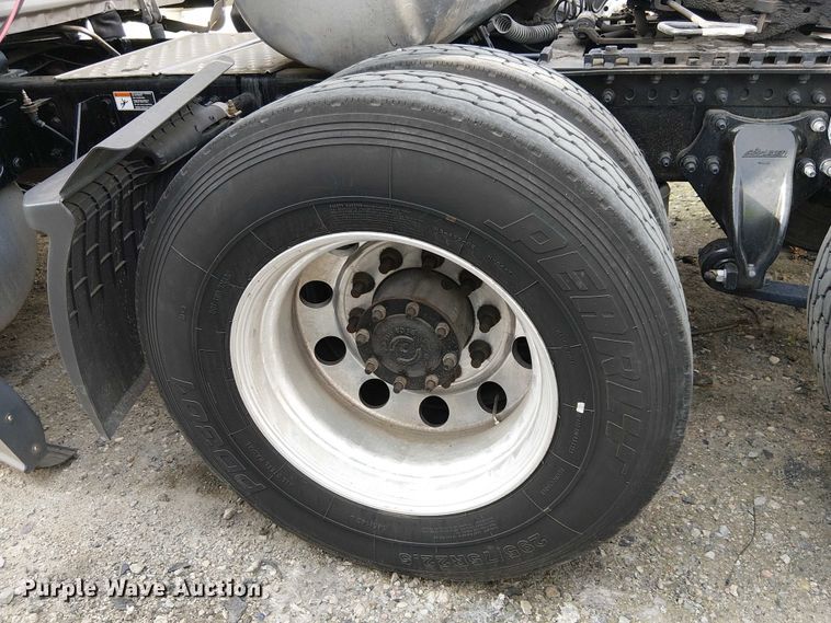 image for item YA2096 2022 Freightliner Cascadia 126 semi truck