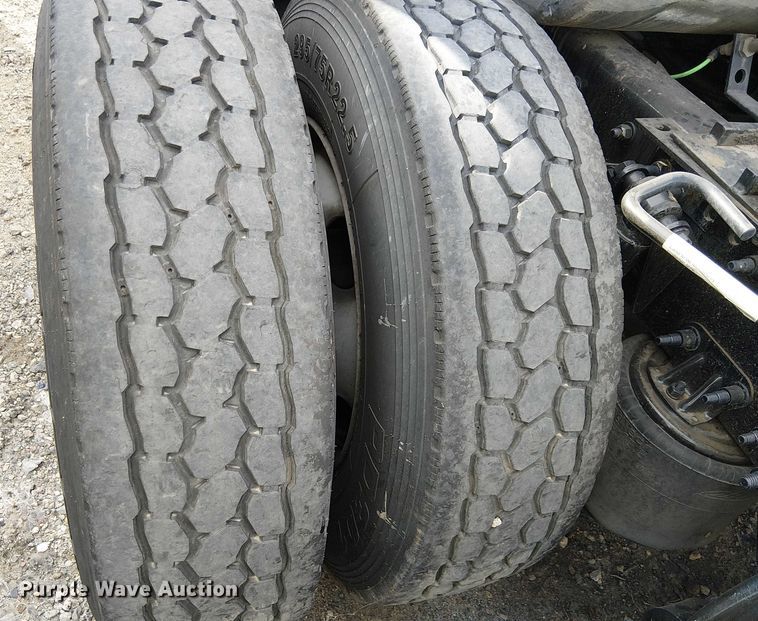 image for item YA2096 2022 Freightliner Cascadia 126 semi truck