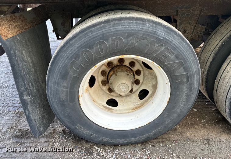 image for item YA2208 2009 Wabash dry van trailer