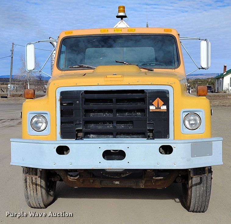 image for item DT0815 1989 International 1954 oil distributor truck