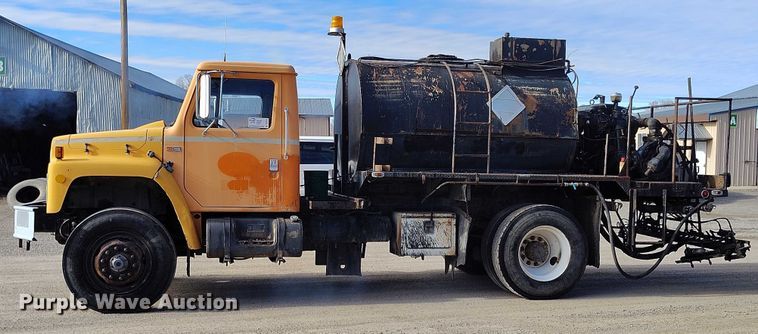 image for item DT0815 1989 International 1954 oil distributor truck