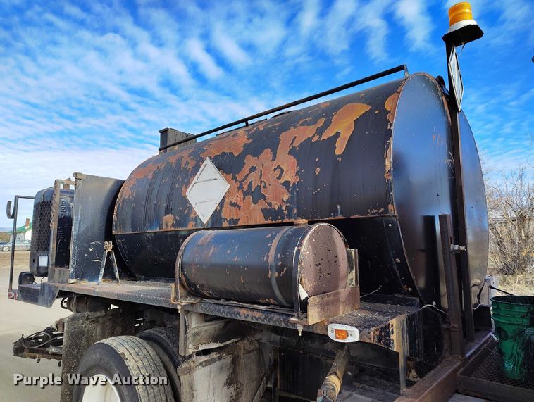 image for item DT0815 1989 International 1954 oil distributor truck