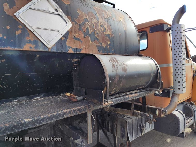 image for item DT0815 1989 International 1954 oil distributor truck