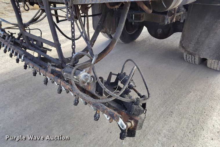 image for item DT0815 1989 International 1954 oil distributor truck