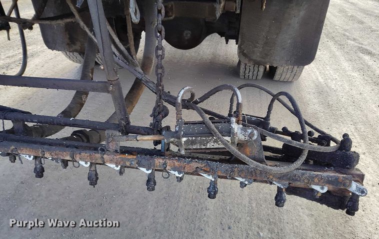 image for item DT0815 1989 International 1954 oil distributor truck