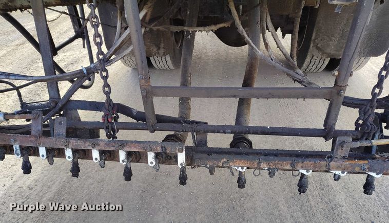 image for item DT0815 1989 International 1954 oil distributor truck