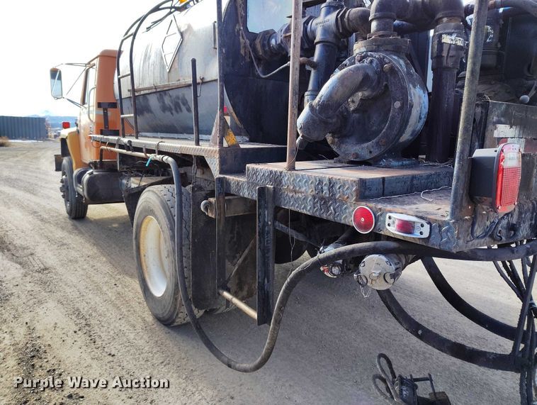 image for item DT0815 1989 International 1954 oil distributor truck