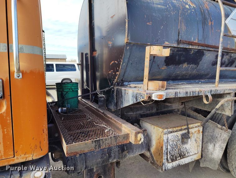 image for item DT0815 1989 International 1954 oil distributor truck