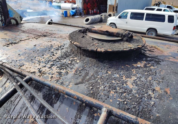 image for item DT0815 1989 International 1954 oil distributor truck