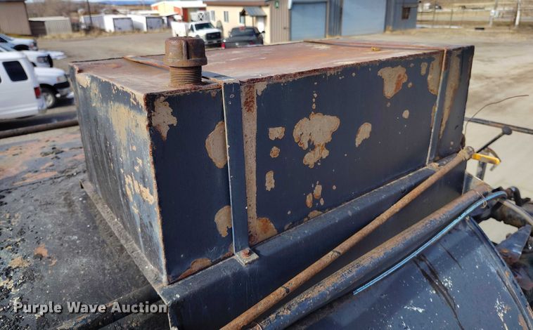 image for item DT0815 1989 International 1954 oil distributor truck