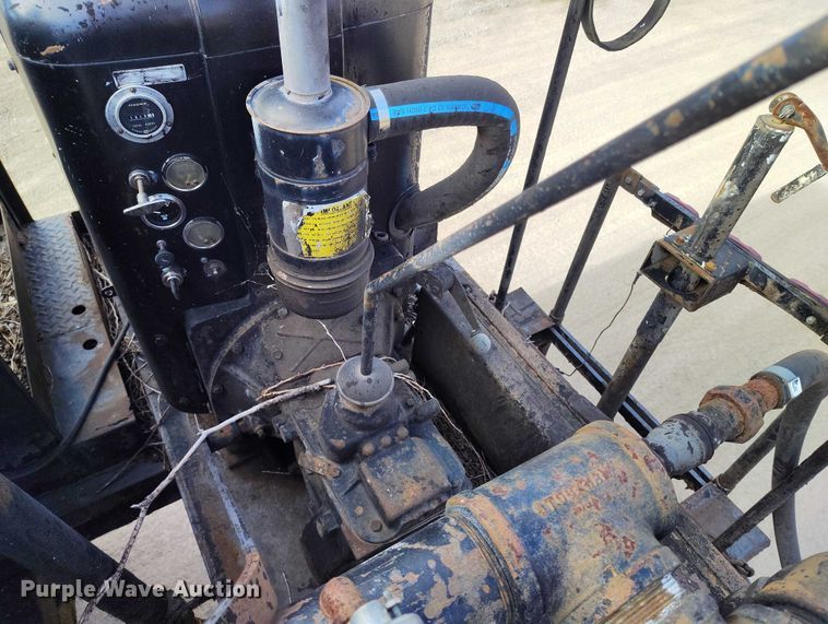 image for item DT0815 1989 International 1954 oil distributor truck