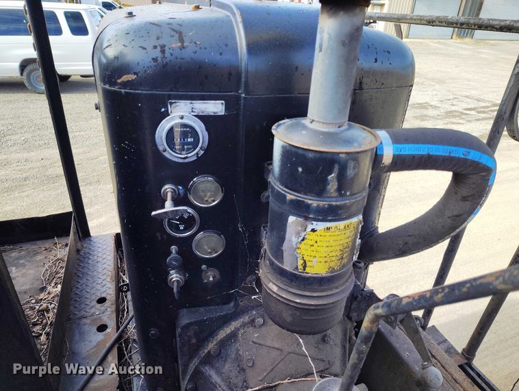 image for item DT0815 1989 International 1954 oil distributor truck