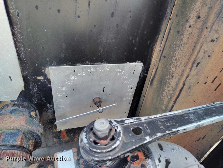 image for item DT0815 1989 International 1954 oil distributor truck