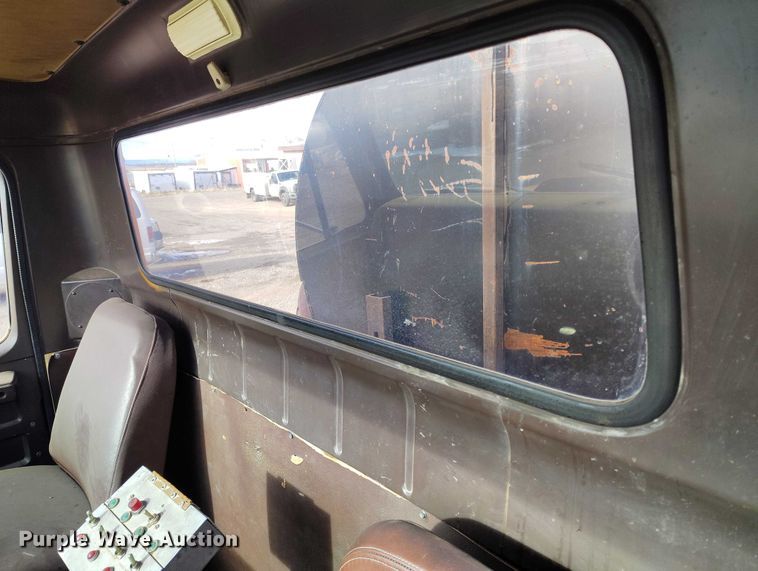 image for item DT0815 1989 International 1954 oil distributor truck