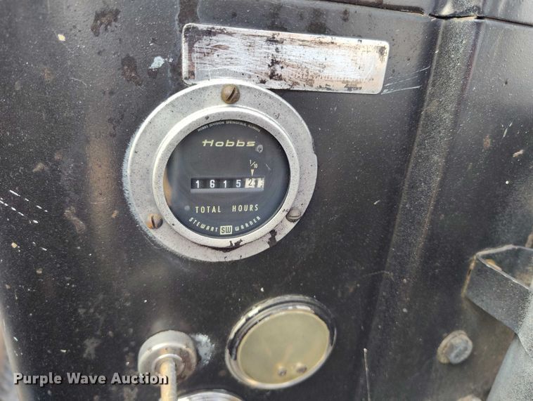 image for item DT0815 1989 International 1954 oil distributor truck