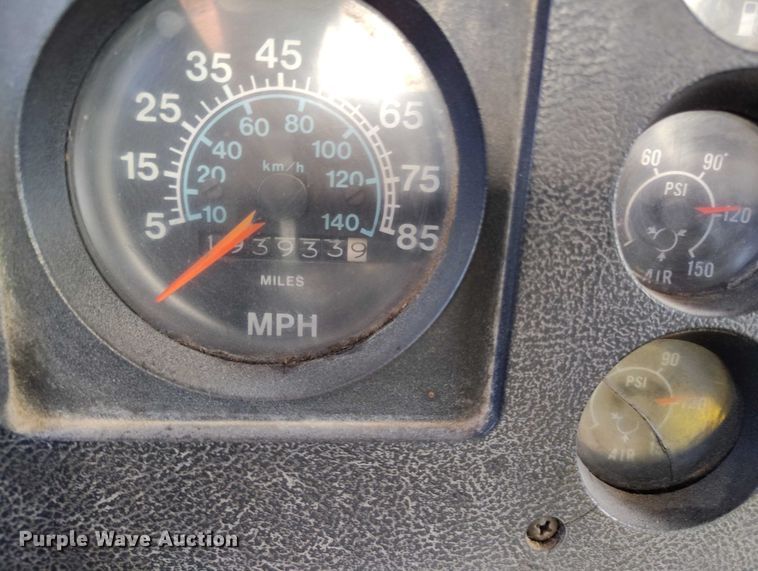 image for item DT0815 1989 International 1954 oil distributor truck