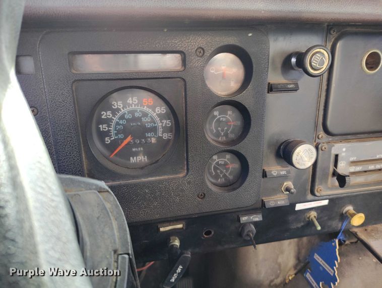 image for item DT0815 1989 International 1954 oil distributor truck