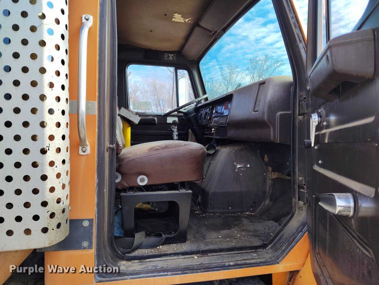 image for item DT0815 1989 International 1954 oil distributor truck