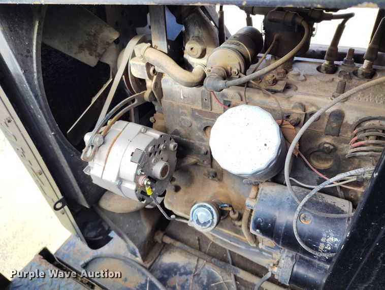 image for item DT0815 1989 International 1954 oil distributor truck