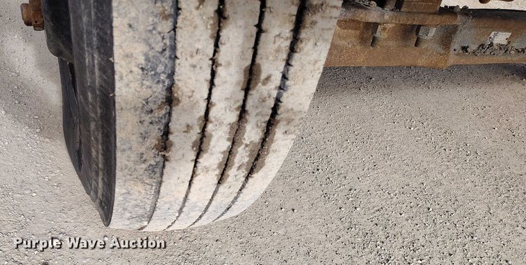 image for item DT0815 1989 International 1954 oil distributor truck