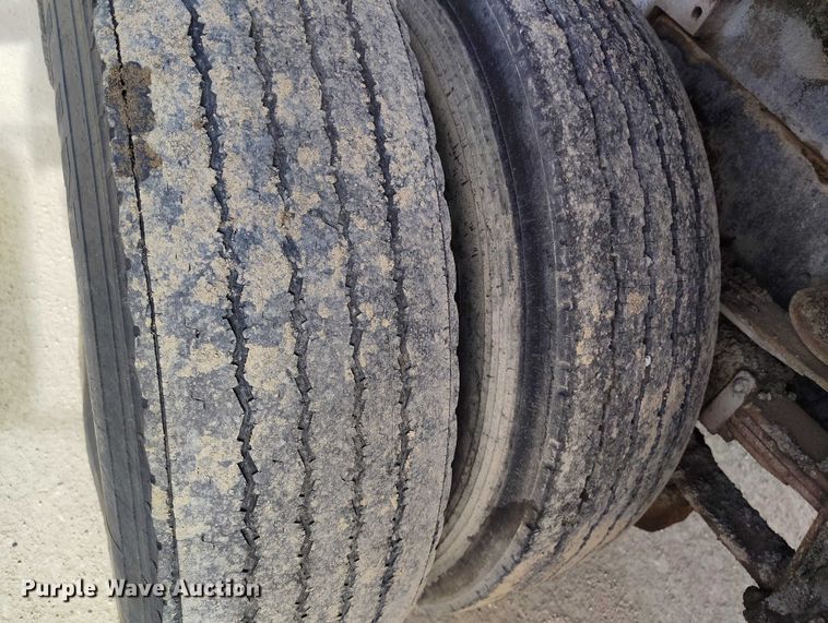 image for item DT0815 1989 International 1954 oil distributor truck