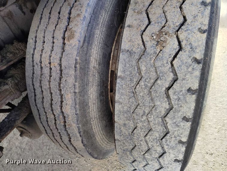 image for item DT0815 1989 International 1954 oil distributor truck