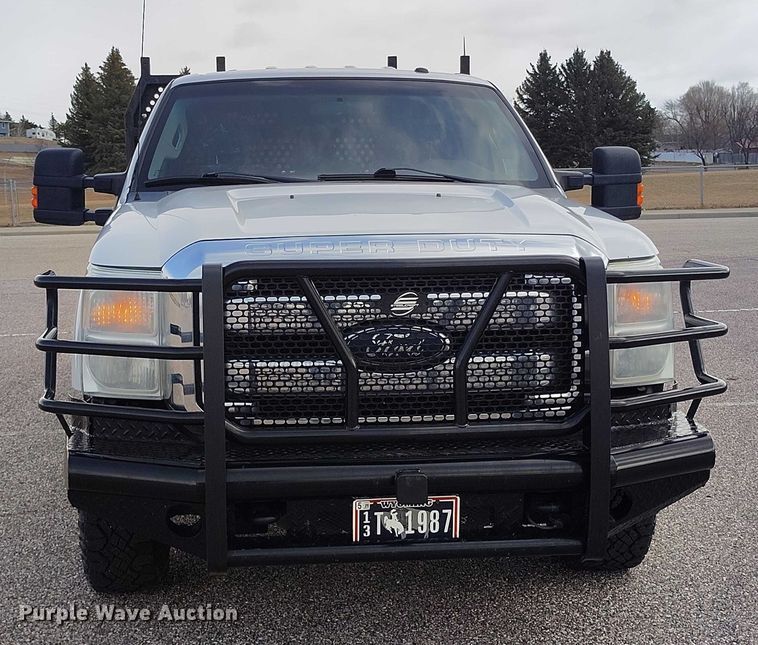 image for item DT0919 2012 Ford F350 Super Duty  Crew Cab flatbed pickup truck