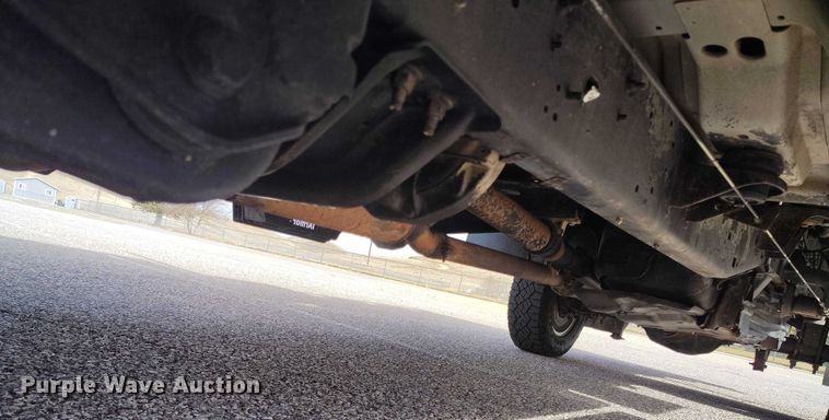 image for item DT0919 2012 Ford F350 Super Duty  Crew Cab flatbed pickup truck