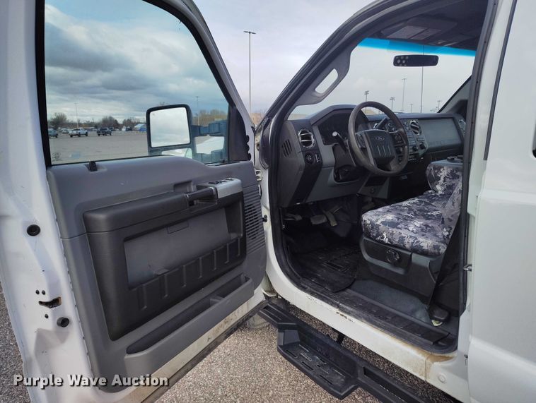 image for item DT0919 2012 Ford F350 Super Duty  Crew Cab flatbed pickup truck