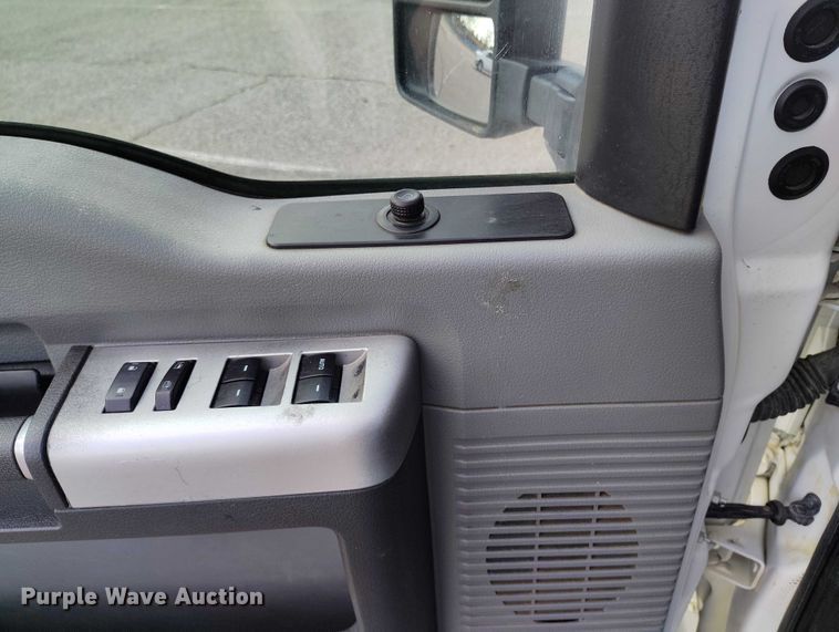 image for item DT0919 2012 Ford F350 Super Duty  Crew Cab flatbed pickup truck